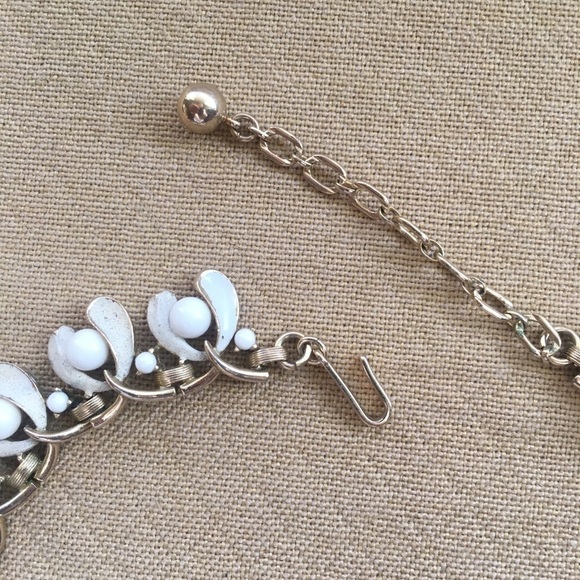 Vintage white Enamel Gold Tone Metal Necklace - Picture 4 of 5